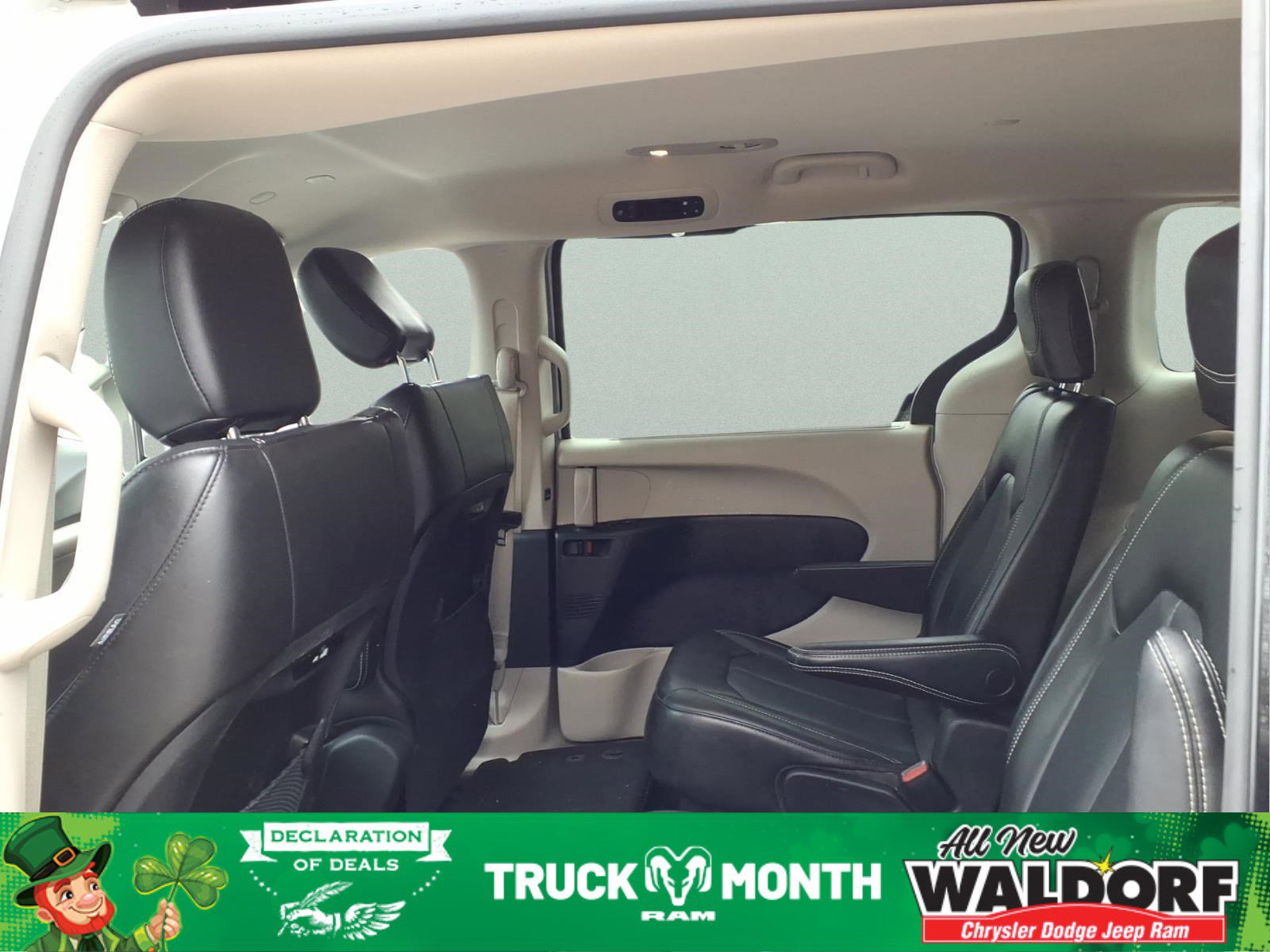 Used 2023 Chrysler Pacifica Touring-L image 9