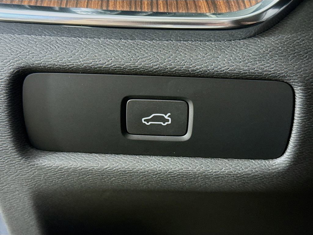 Used 2023 Volvo S60 B5 Ultimate w/ Climate Package image 10