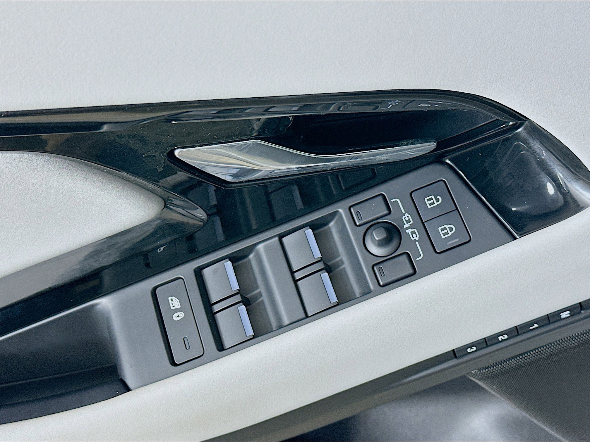 Used 2024 Land Rover Range Rover Evoque Dynamic SE image 24