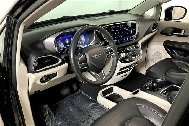 Used 2022 Chrysler Pacifica Touring-L image 13