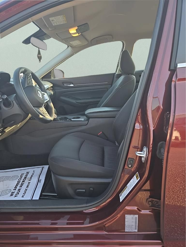 Used 2025 Nissan Altima 2.5 SV FWD image 9