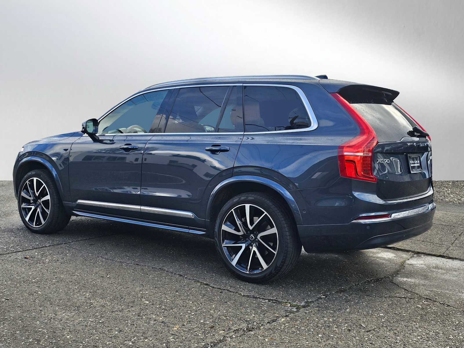Certified 2024 Volvo XC90 B6 Ultimate w/ Protection Package Premier image 13