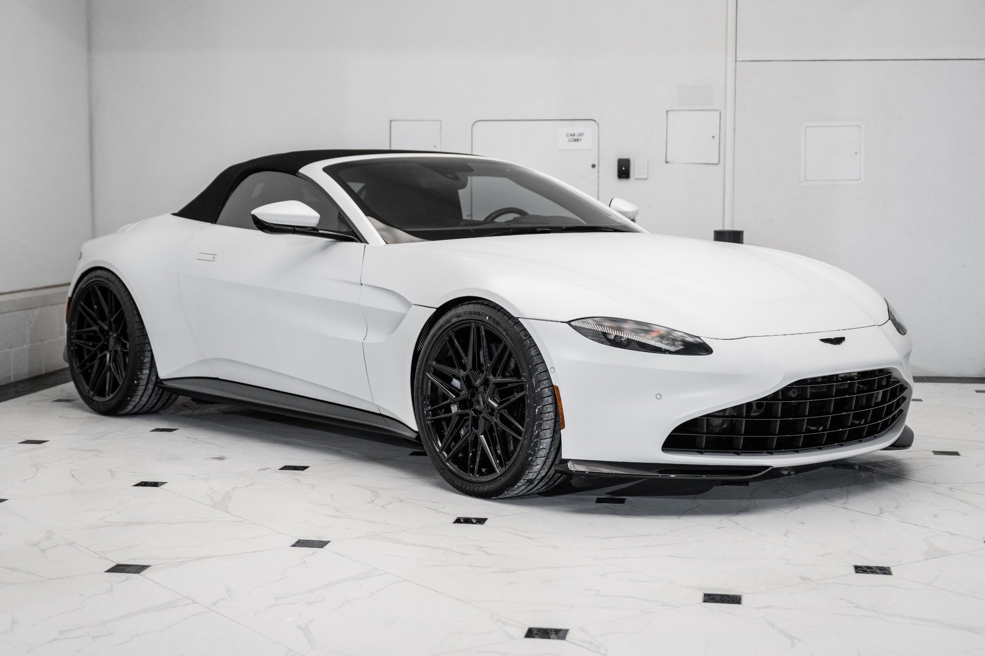 Used 2023 Aston Martin V8 Vantage Roadster image 36