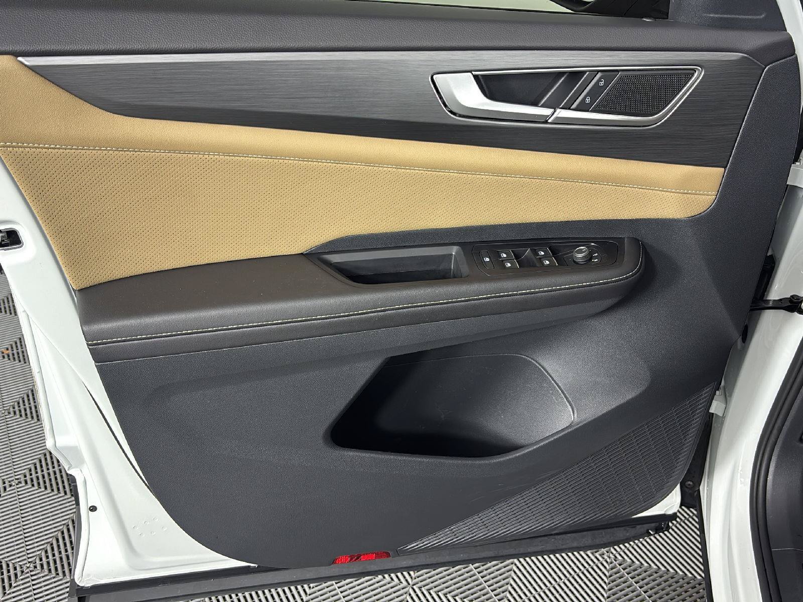 Certified 2025 Volkswagen Atlas Cross Sport SE FWD image 19