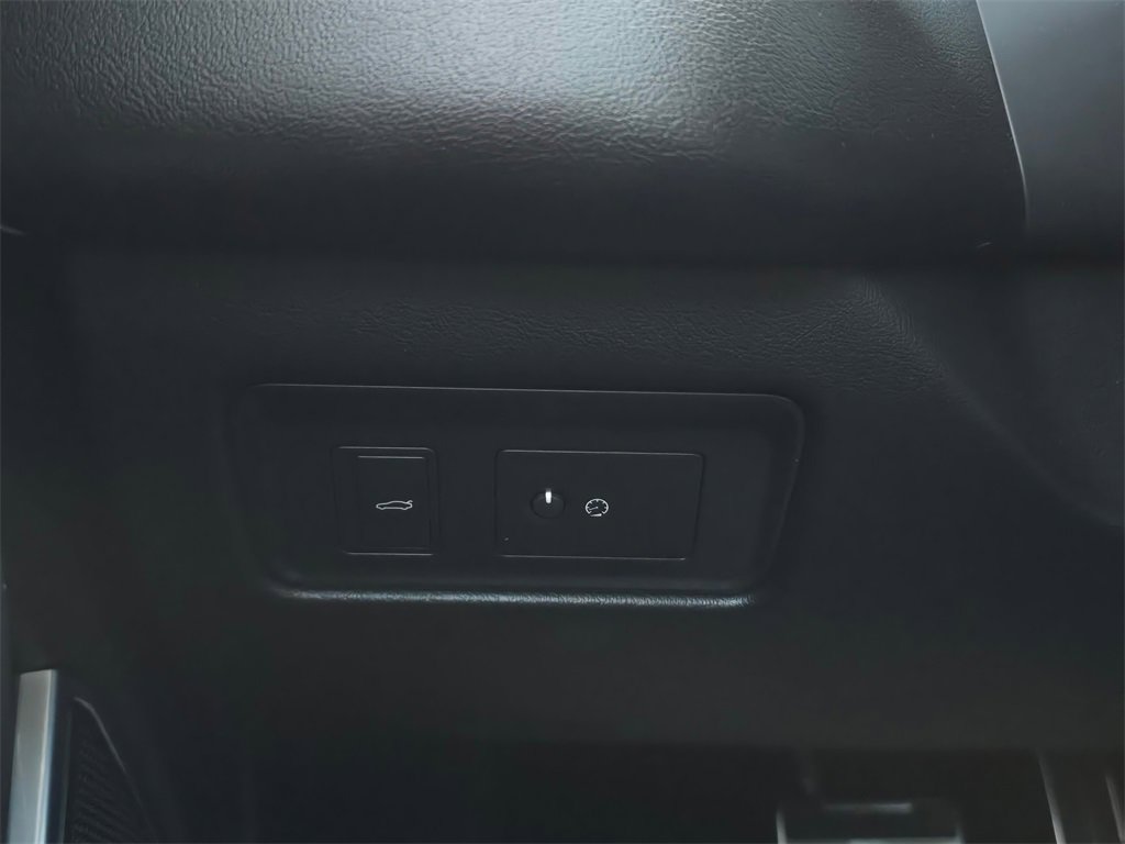 Used 2022 Jaguar XF R-Dynamic SE image 29