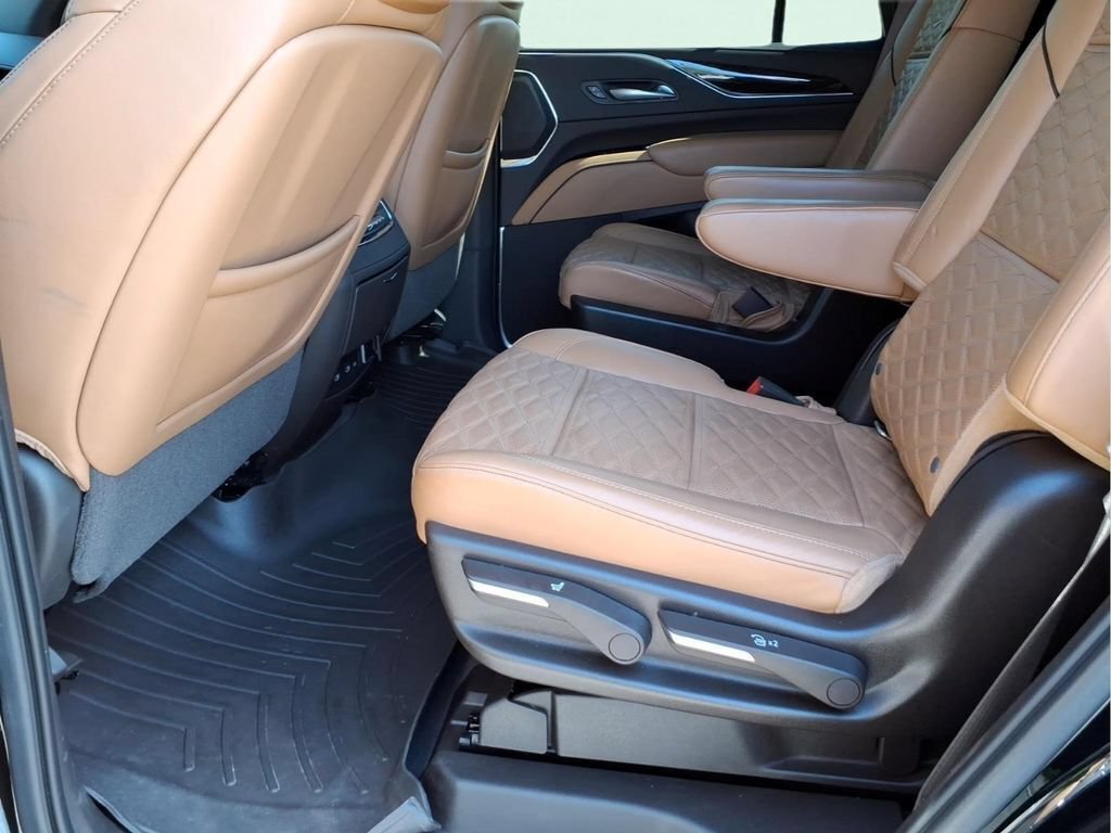 Used 2021 Cadillac Escalade Premium Luxury AWD/4WD image 16