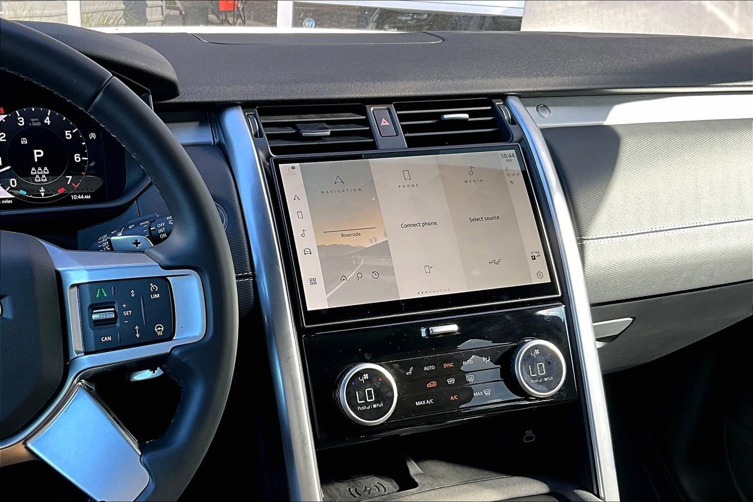 Used 2025 Land Rover Discovery Dynamic SE image 6