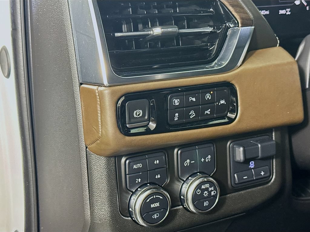 Used 2025 GMC Yukon XL Denali Ultimate w/ LPO, Floor Liner Package AWD/4WD image 10