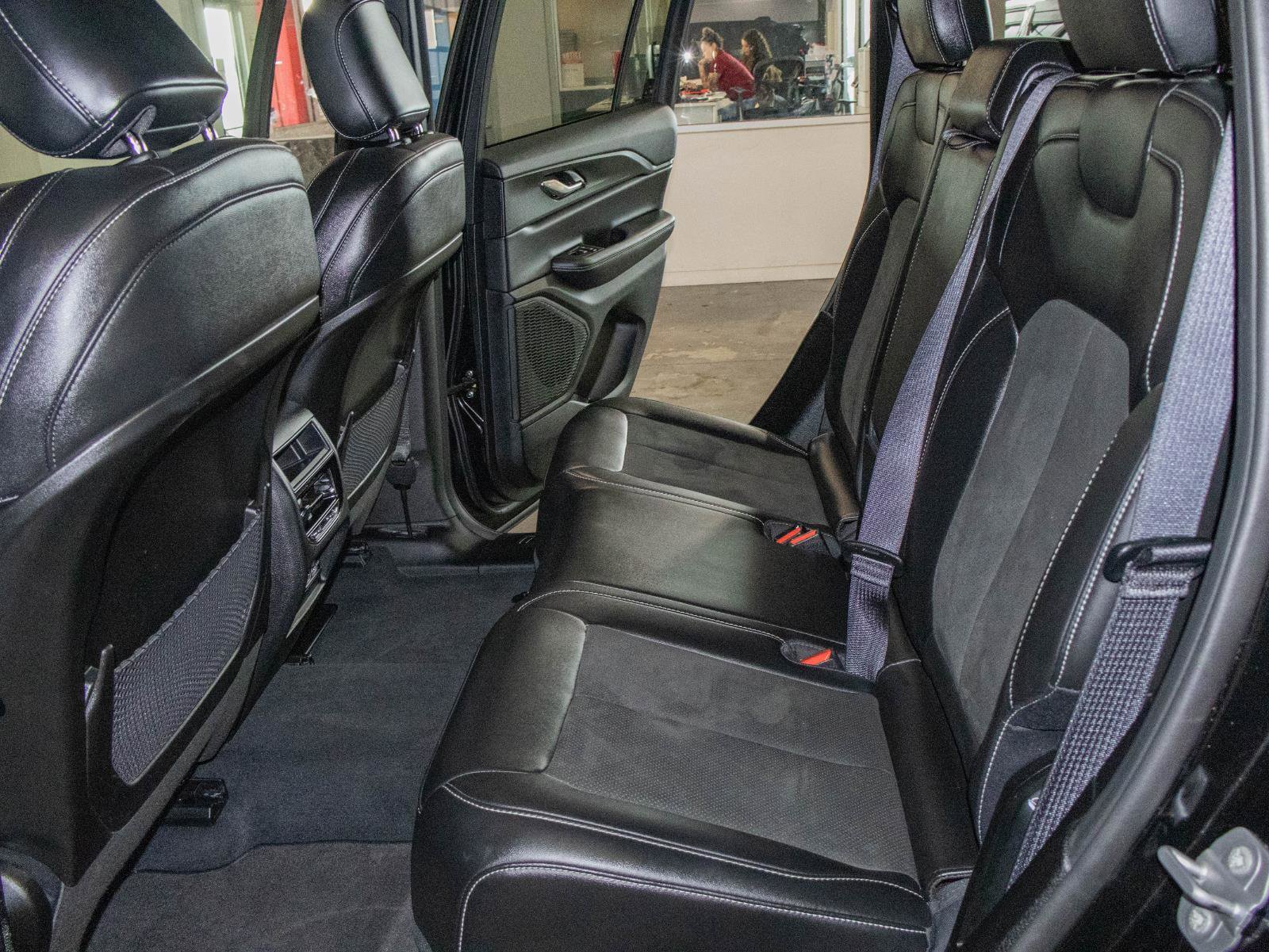 Used 2025 Jeep Grand Cherokee Altitude AWD/4WD image 13