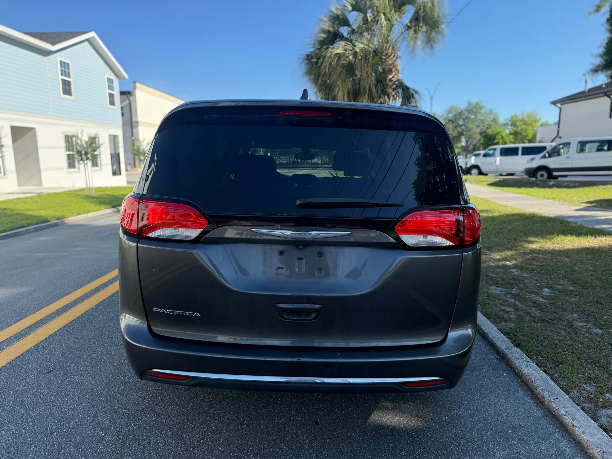 Used 2017 Chrysler Pacifica Touring Plus w/ Tire & Wheel Group FWD image 8