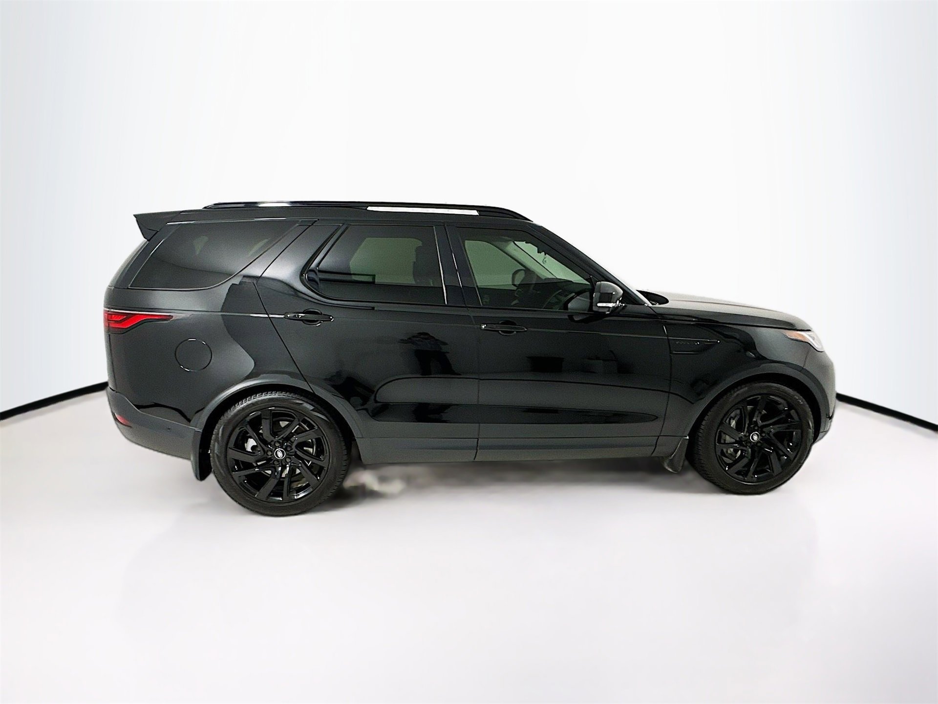 Used 2024 Land Rover Discovery S image 9