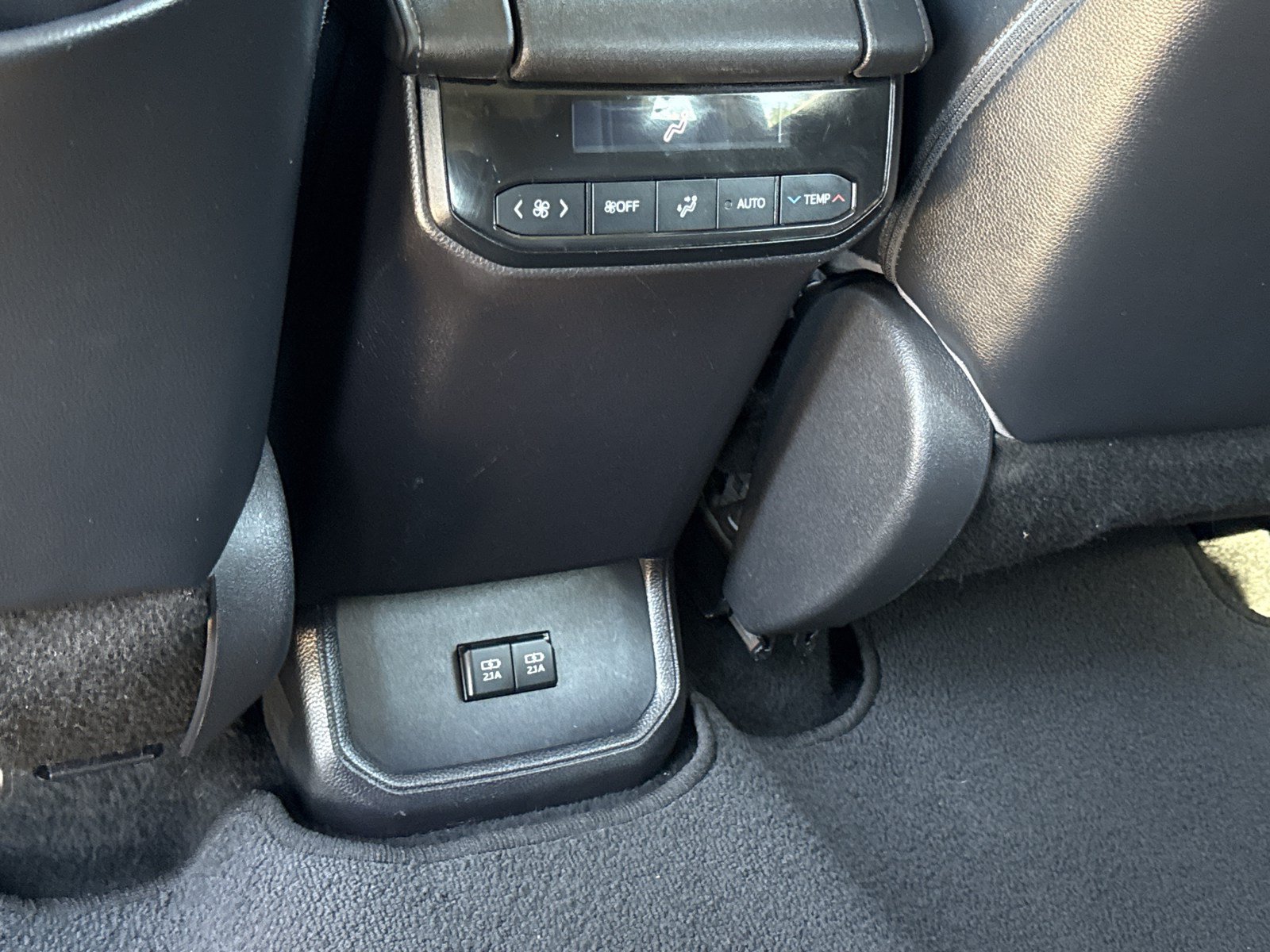 Used 2020 Toyota Highlander XLE FWD image 16
