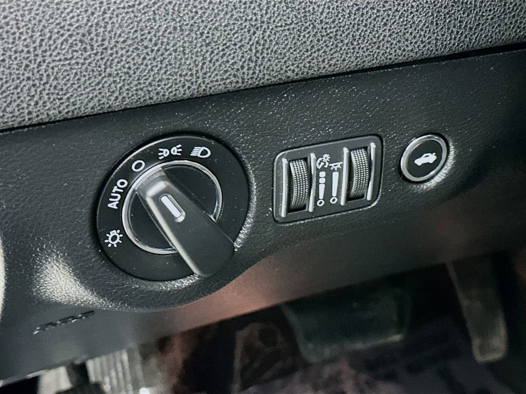 Used 2019 Chrysler 300 Touring w/ Sport Appearance Package image 15