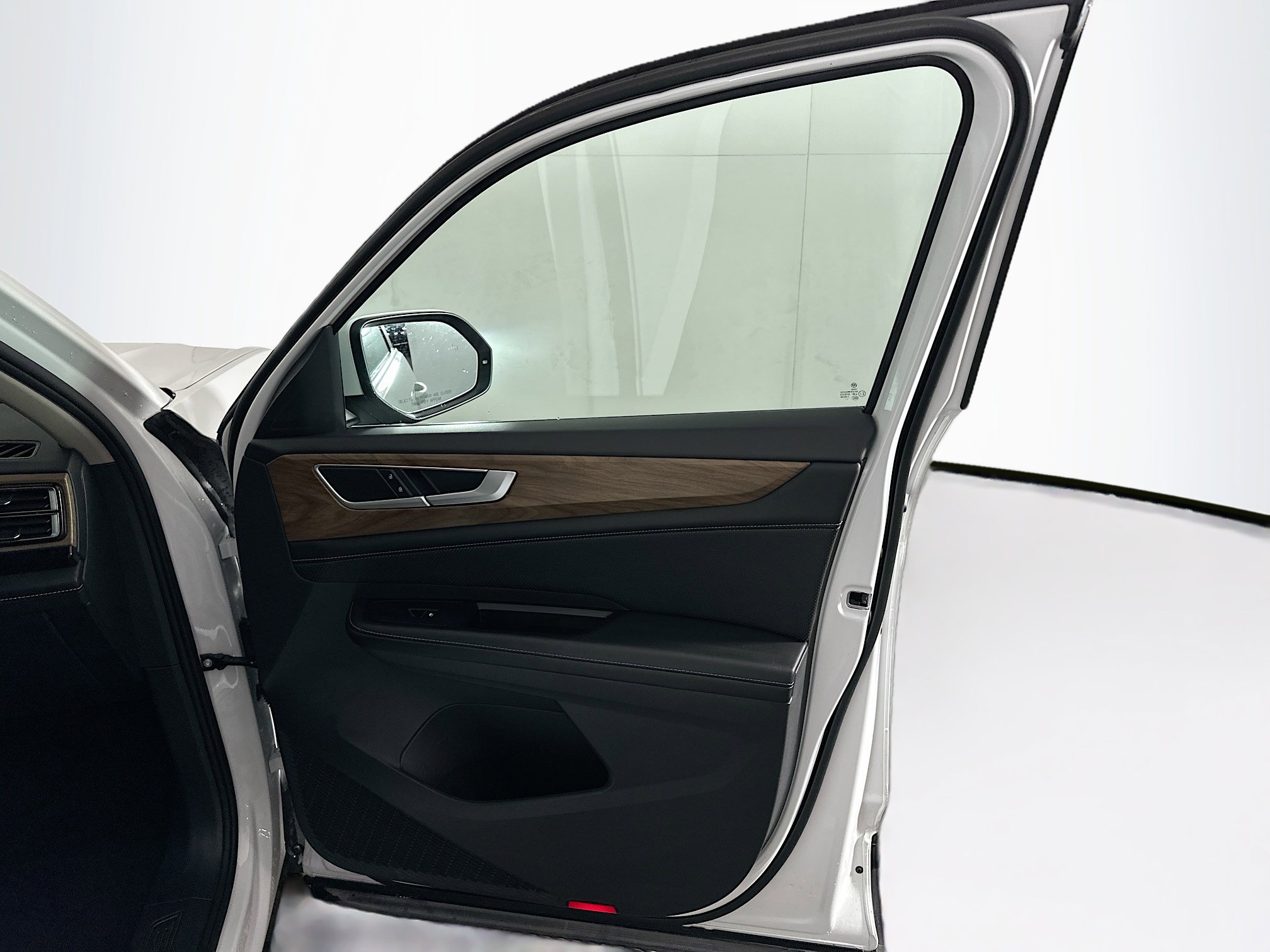 Used 2025 Volkswagen Atlas SE image 34