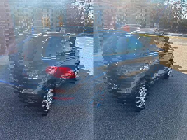 Used 2013 Volkswagen Touareg Sport image 5