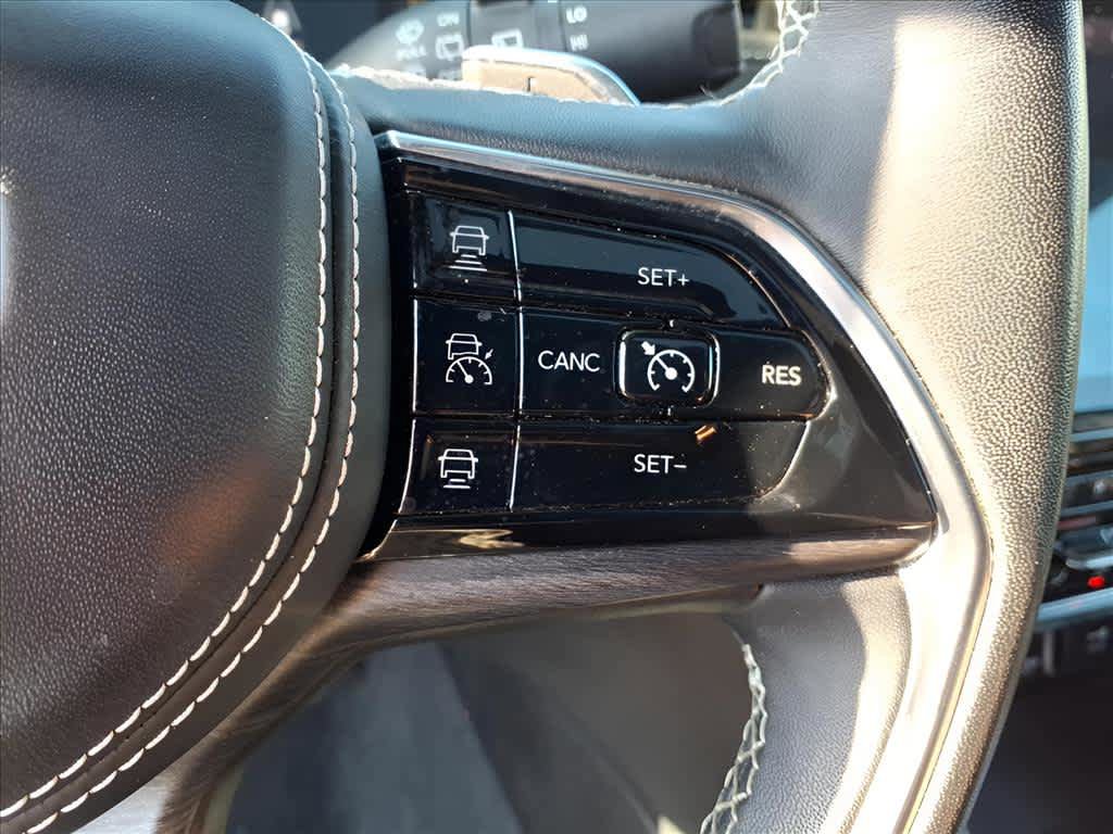 Used 2022 Jeep Grand Cherokee Overland w/ Luxury Tech Group IV AWD/4WD image 23
