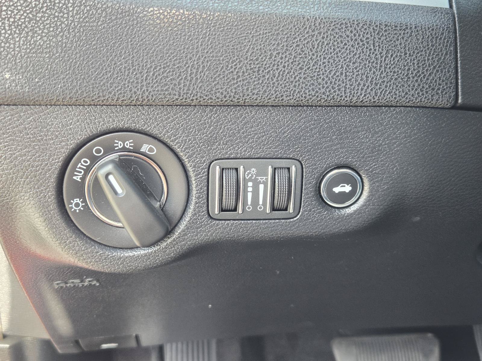 Used 2017 Chrysler 300 Limited RWD image 19