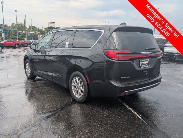 Used 2025 Chrysler Pacifica Select FWD image 5