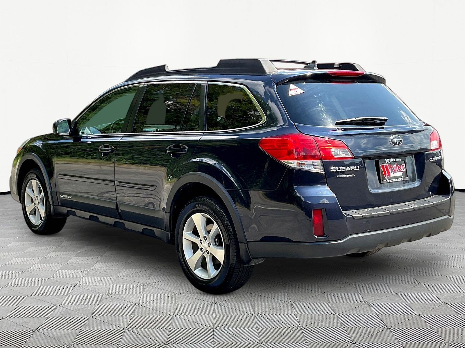 Used 2013 Subaru Outback 2.5i Limited w/ Moonroof Pkg AWD/4WD image 4