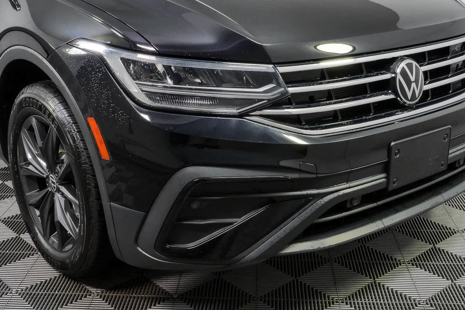 Certified 2024 Volkswagen Tiguan SE FWD image 39