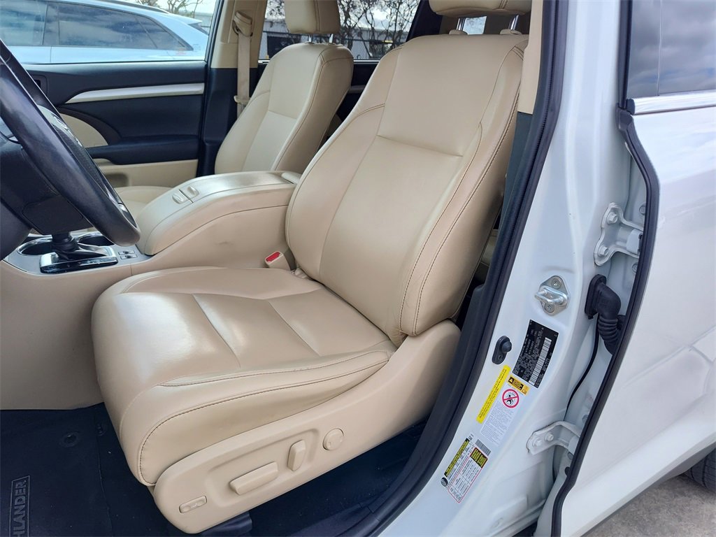 Used 2019 Toyota Highlander SE image 23