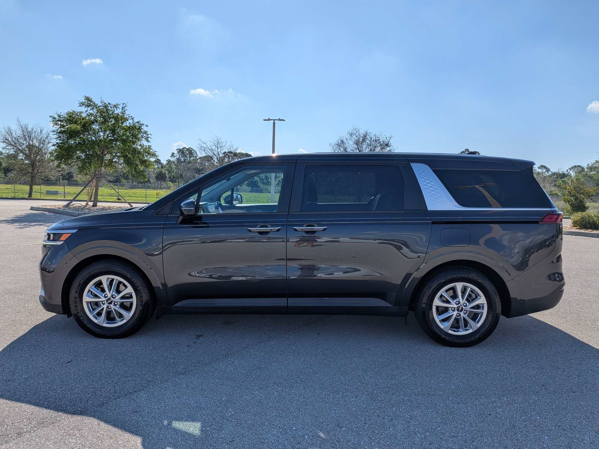 Used 2022 Kia Carnival LX FWD image 7