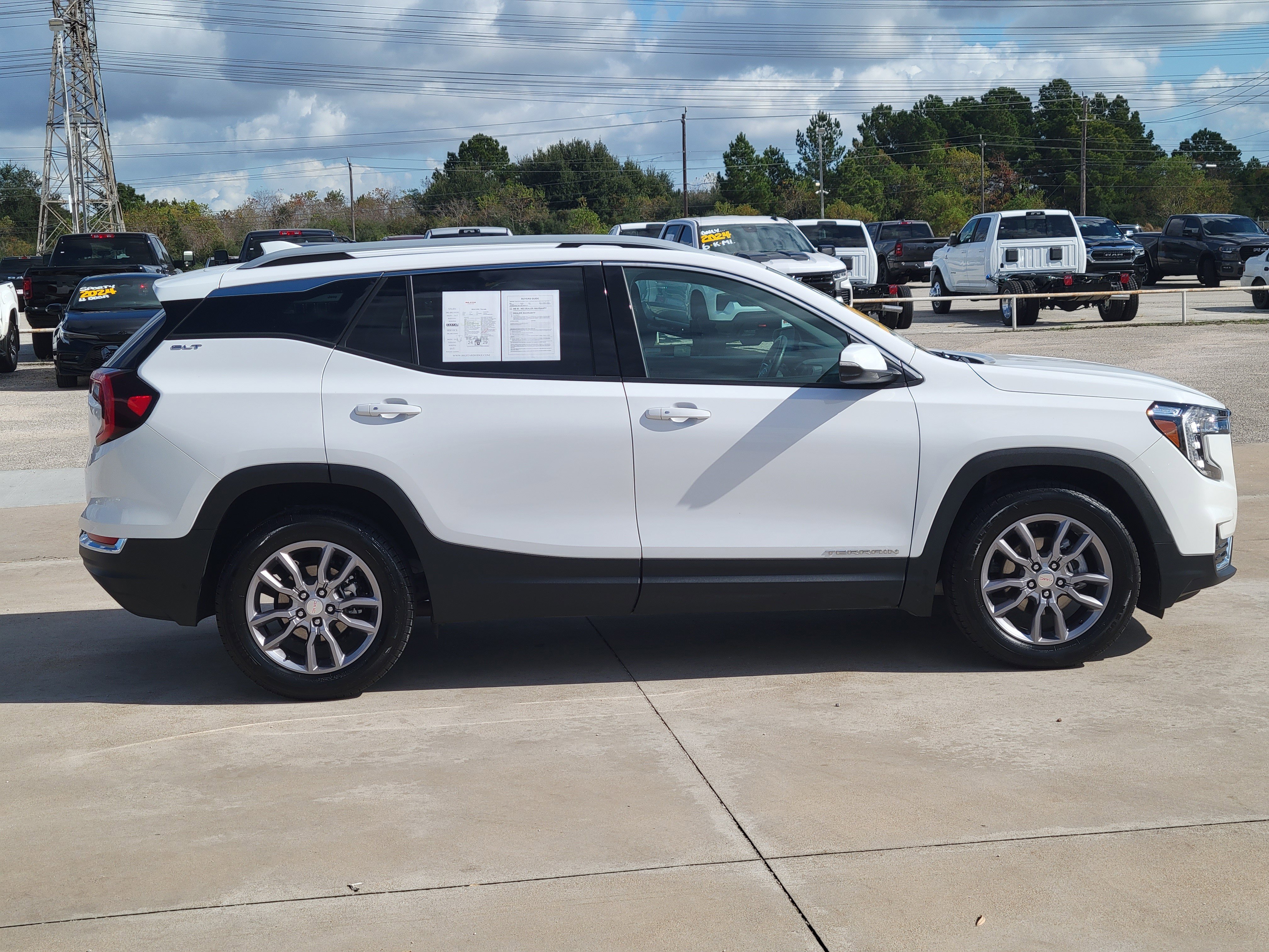 Used 2024 GMC Terrain SLT image 3