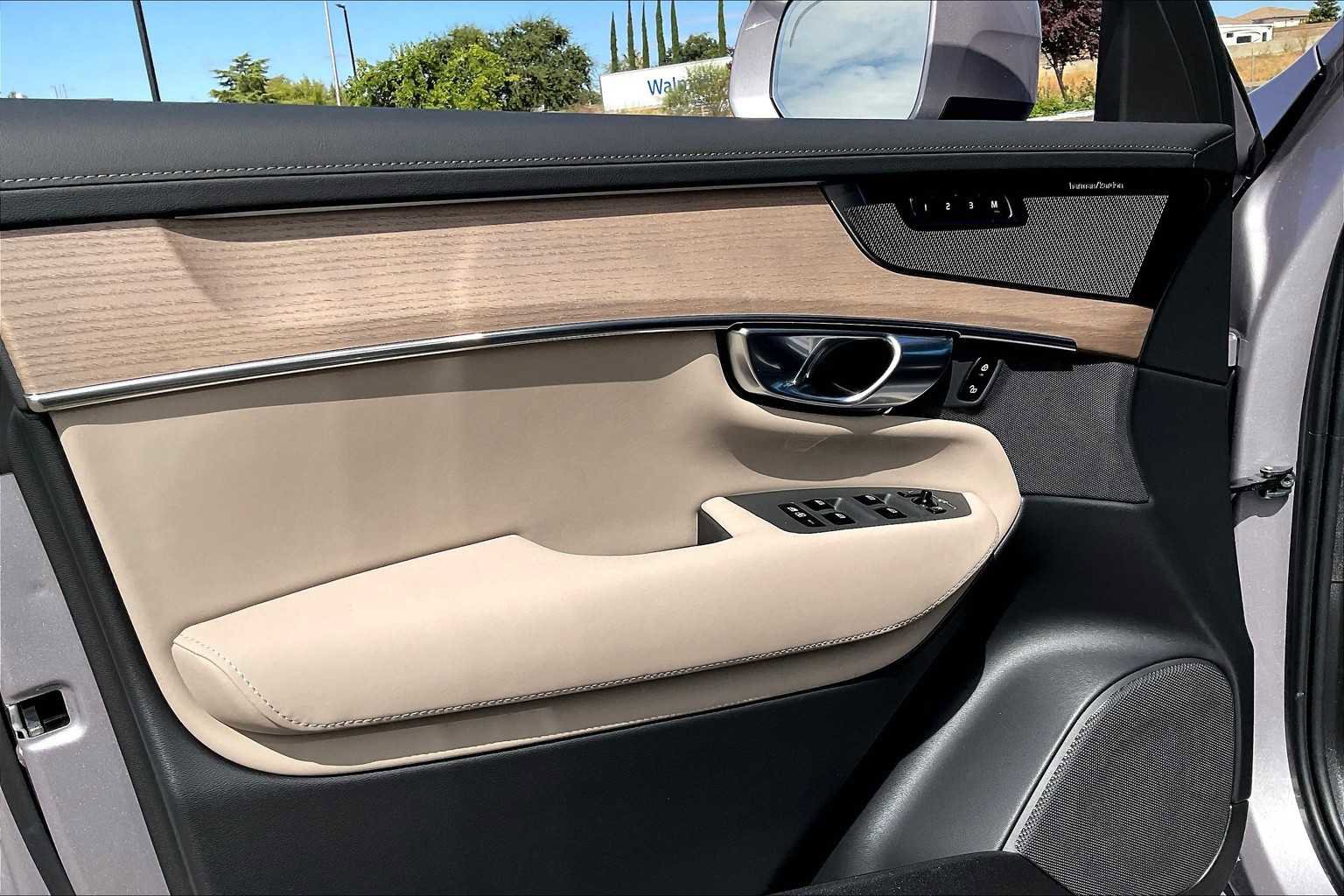 New 2026 Volvo XC90 B6 Plus w/ Protection Package Premier image 24