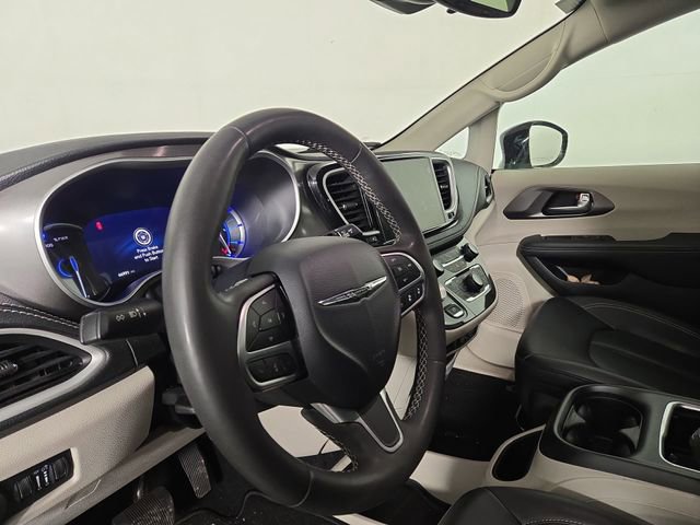 Used 2024 Chrysler Pacifica Select image 14