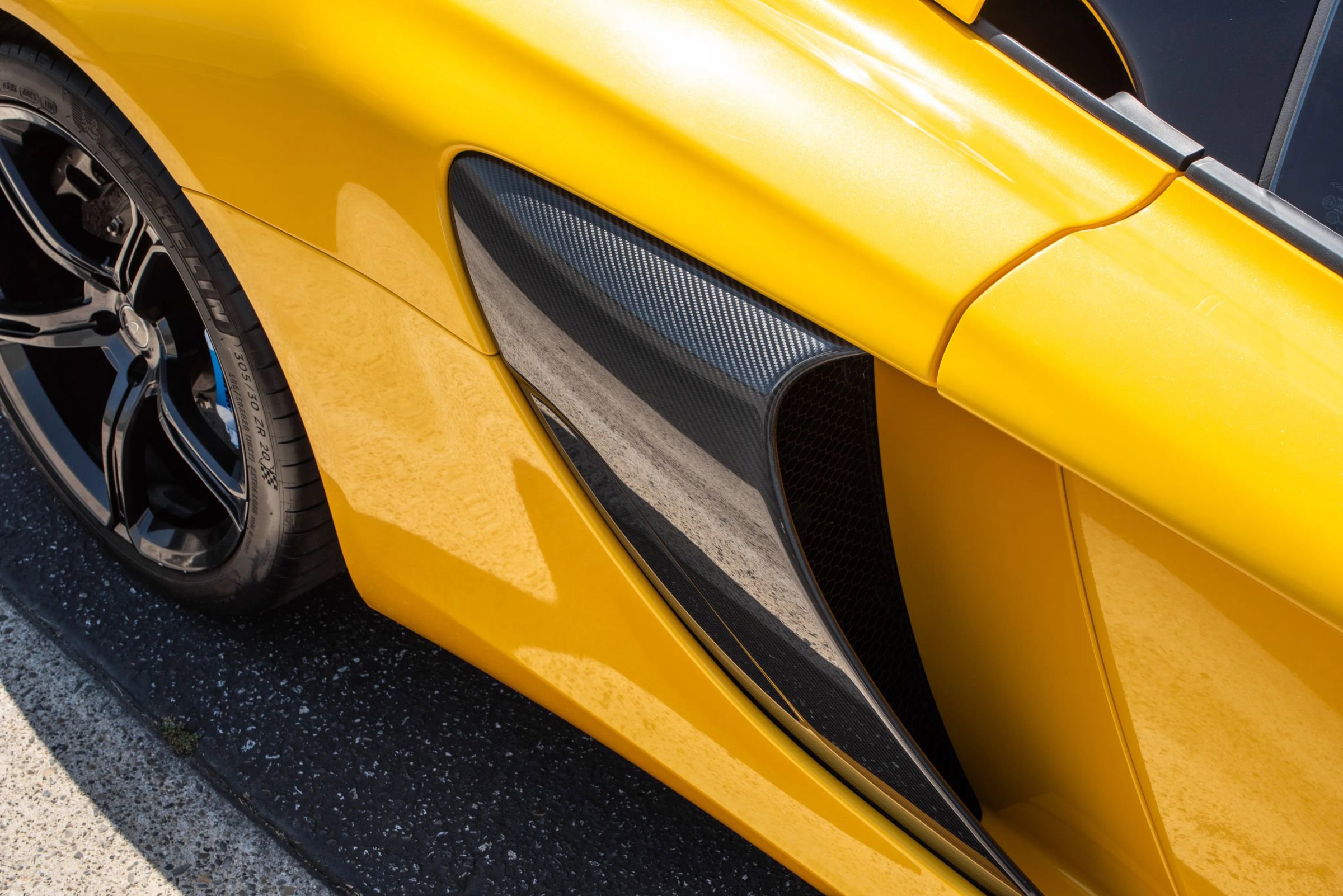 Used 2015 McLaren 650S Spider image 32