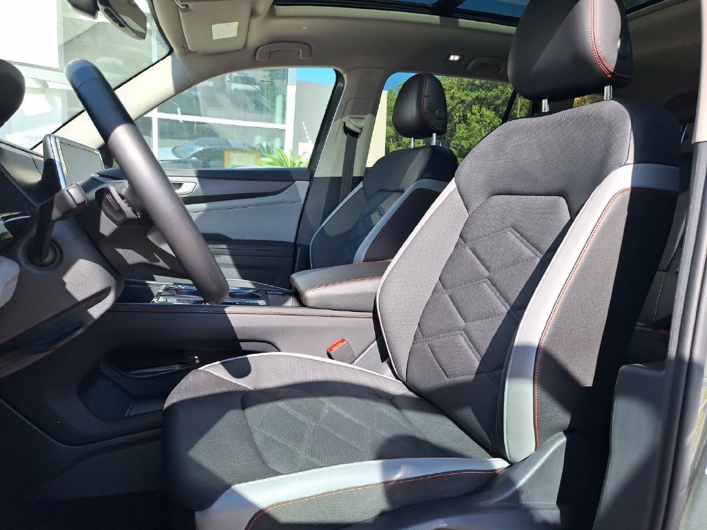 Used 2025 Volkswagen Atlas Peak Edition SE AWD/4WD image 22