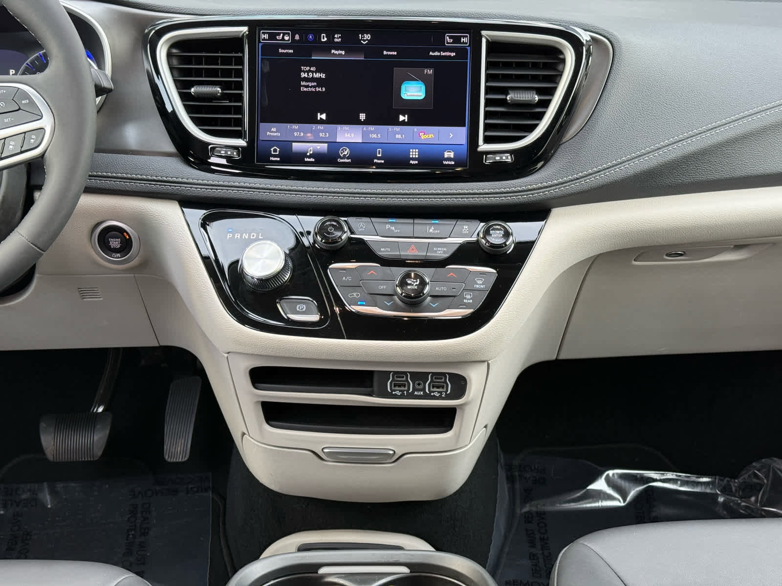 Used 2024 Chrysler Pacifica Touring-L image 13