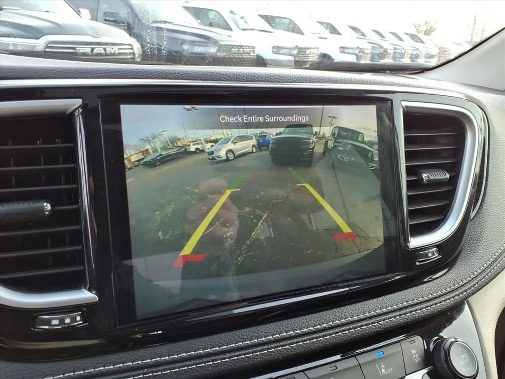 Certified 2023 Chrysler Pacifica Limited image 17