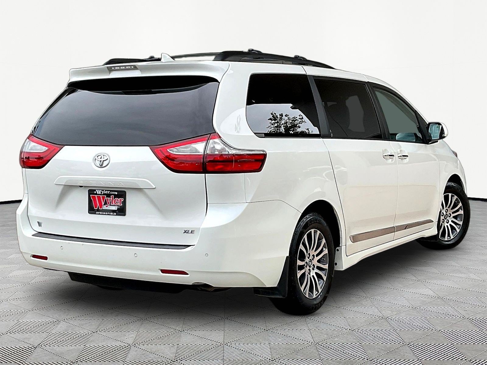 Used 2019 Toyota Sienna XLE w/ XLE Navigation Package FWD image 6