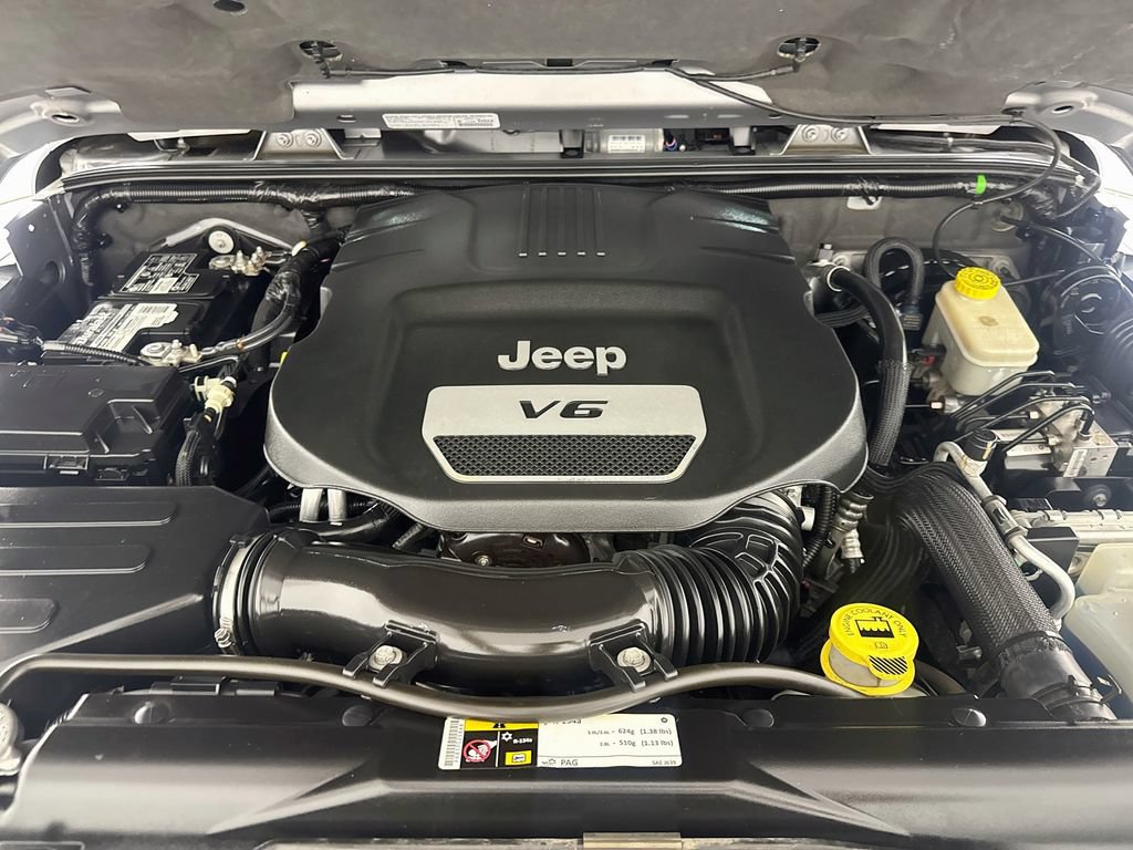 Used 2014 Jeep Wrangler Unlimited Sahara w/ Connectivity Group AWD/4WD image 27
