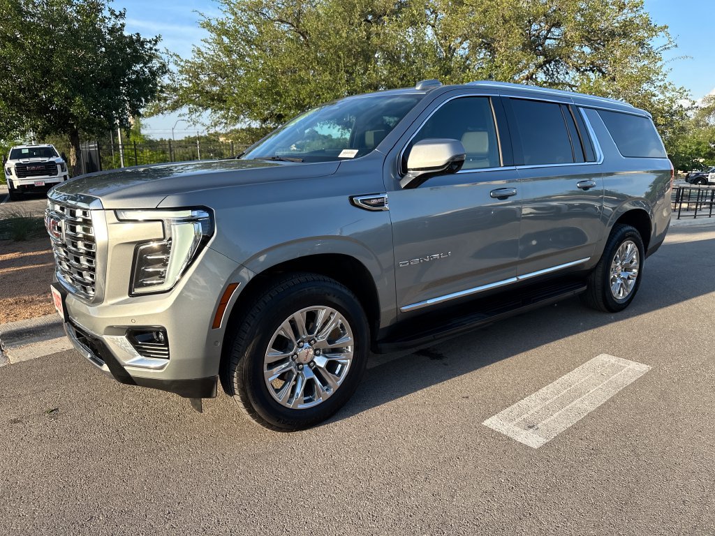 Used 2025 GMC Yukon XL Denali AWD/4WD image 3