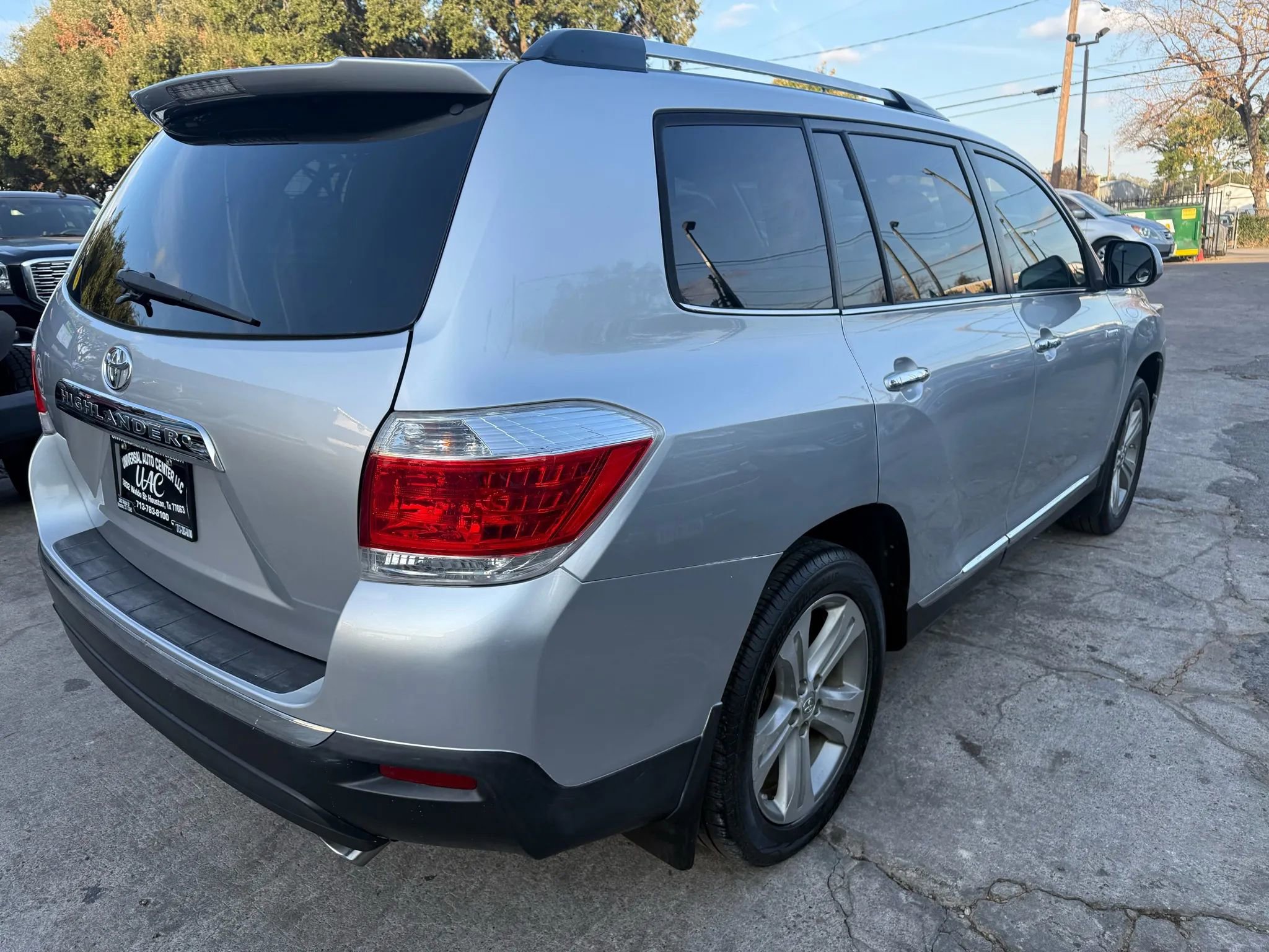 Used 2012 Toyota Highlander Limited w/ Tow Pkg image 7