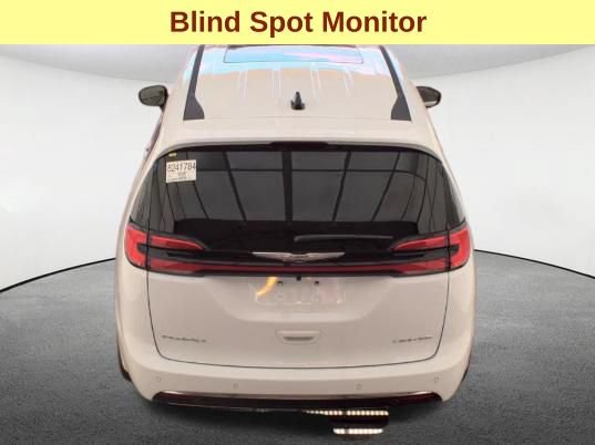 Used 2026 Chrysler Pacifica Limited FWD image 7