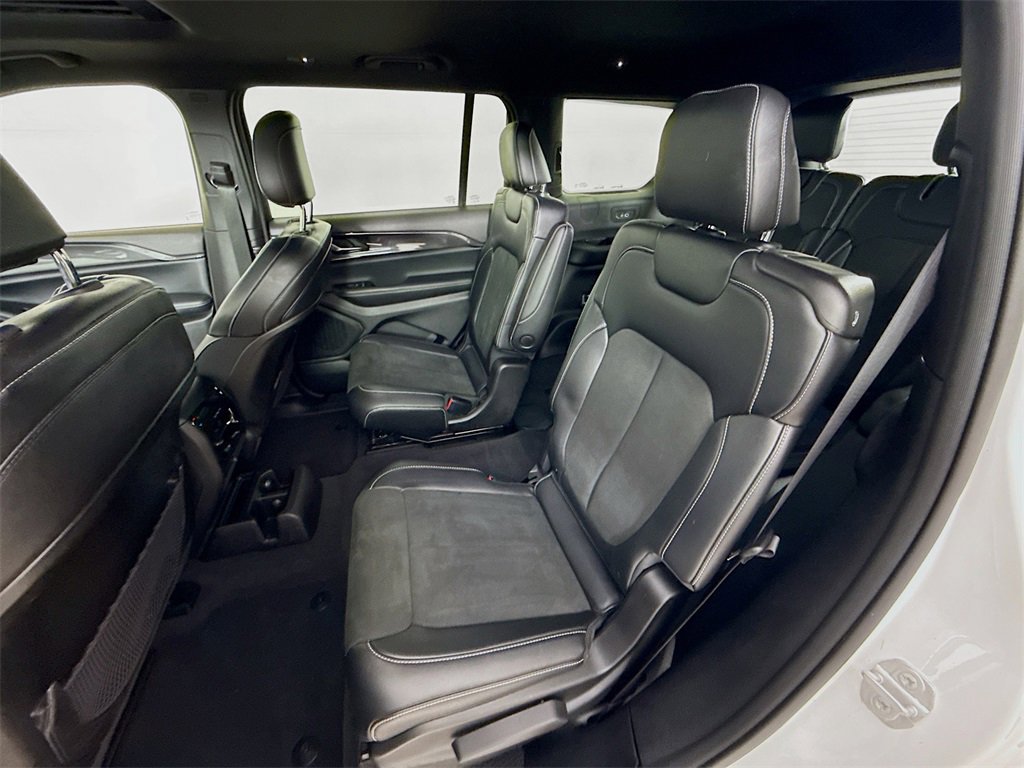 Used 2023 Jeep Grand Cherokee L Laredo image 23