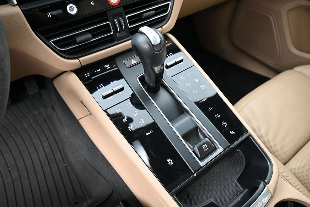 Certified 2023 Porsche Macan AWD/4WD image 20