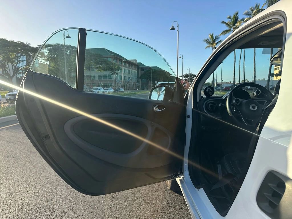 Used 2017 smart fortwo passion image 12