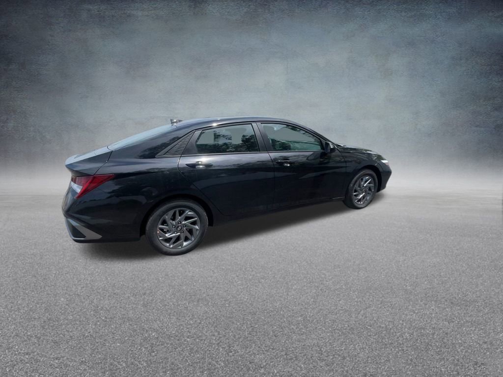 Used 2025 Hyundai Elantra Blue image 23