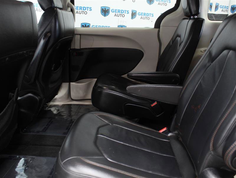 Used 2017 Chrysler Pacifica Touring-L image 17