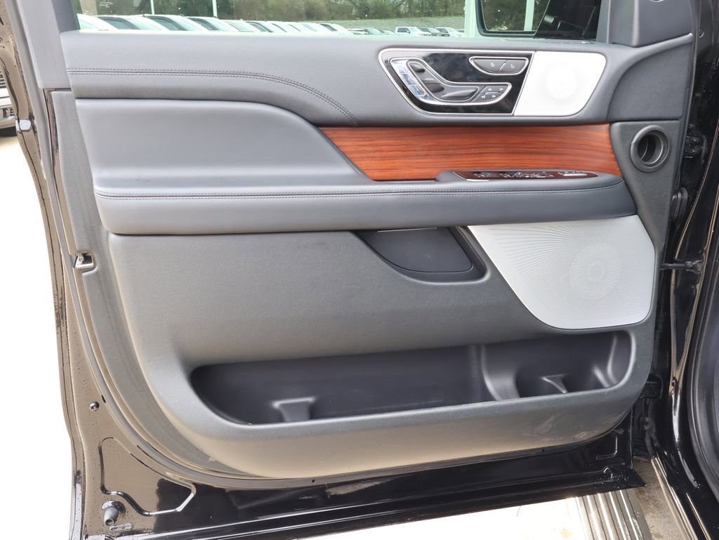 Used 2022 Lincoln Navigator L Reserve image 11
