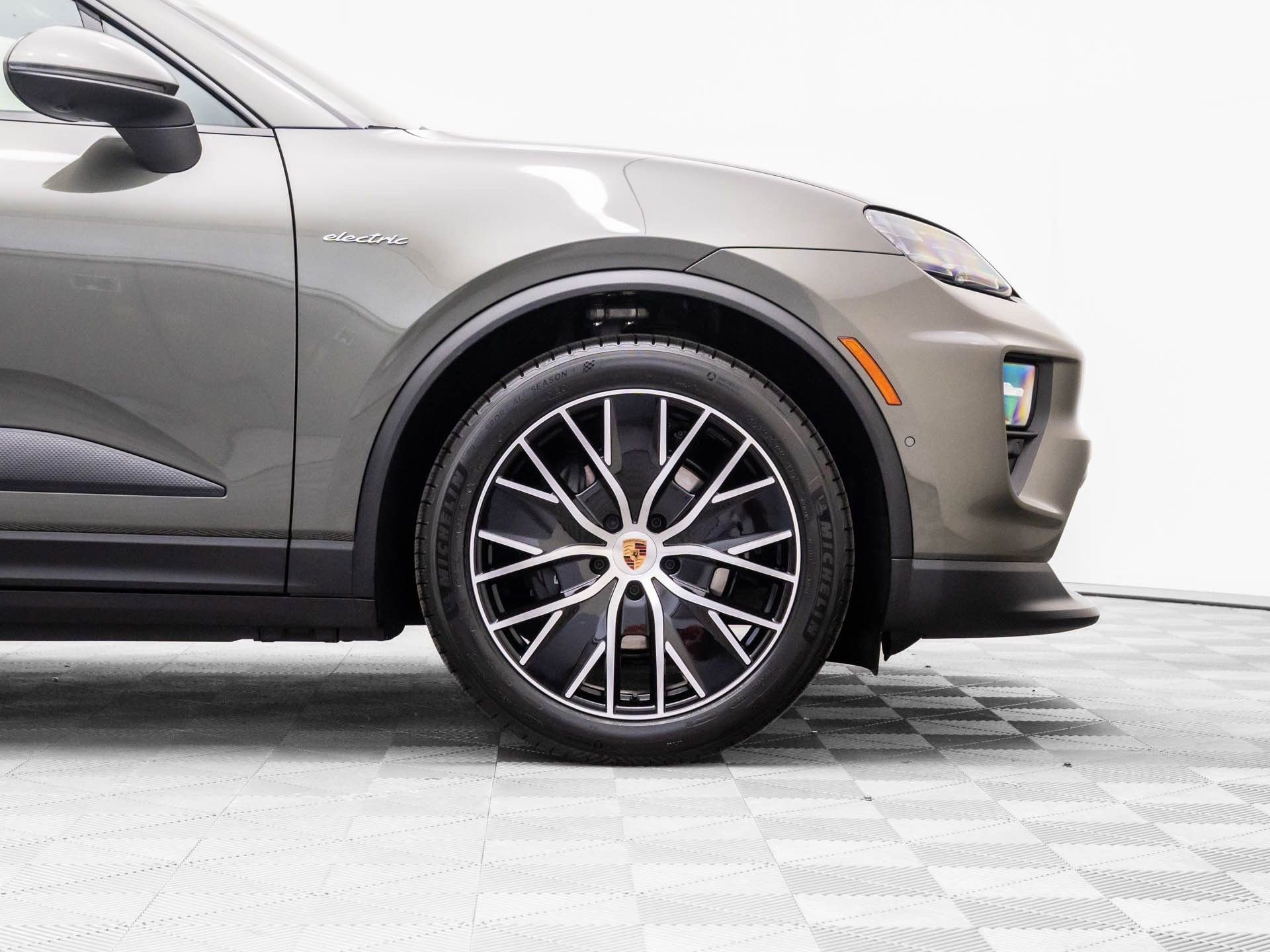 New 2025 Porsche Macan 4 Electric image 32