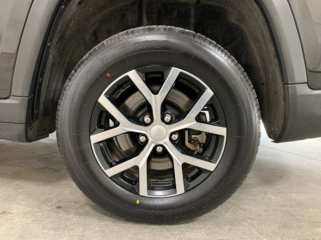 Used 2024 Jeep Grand Cherokee L Limited w/ Luxury Tech Group II image 4