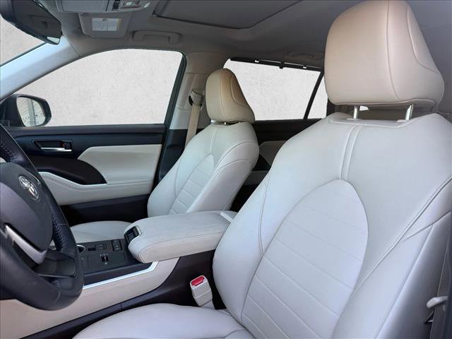 Used 2022 Toyota Highlander XLE FWD image 18