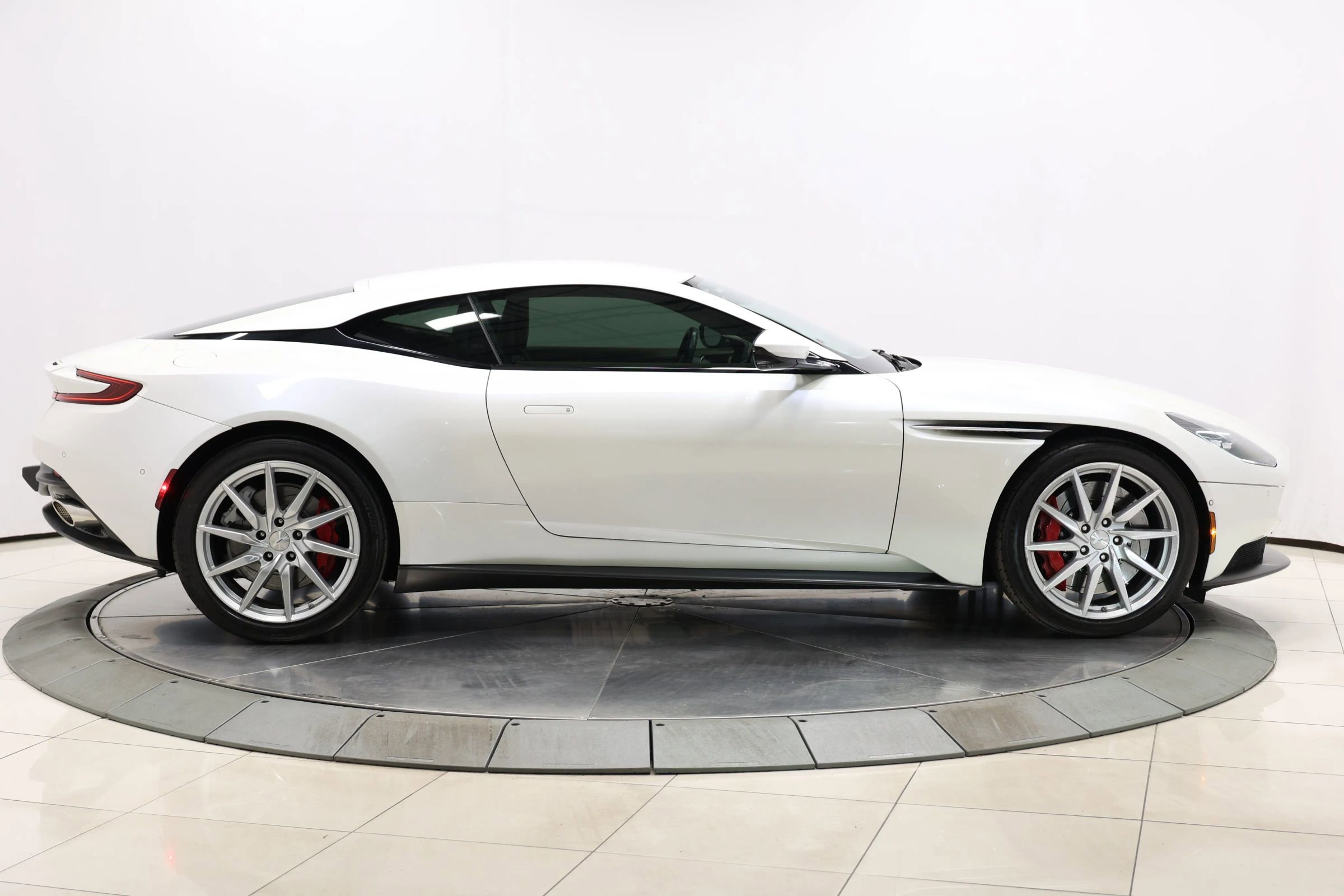 Used 2018 Aston Martin DB11 Coupe image 52