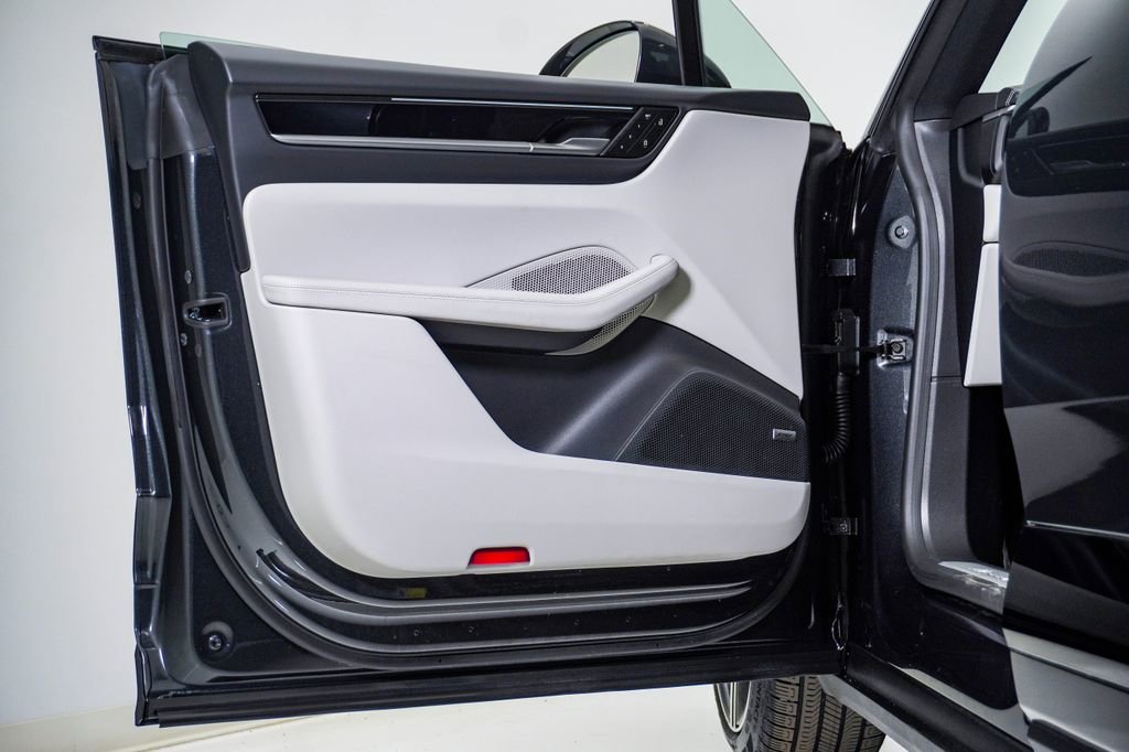 Certified 2025 Porsche Macan 4S Electric AWD/4WD image 25