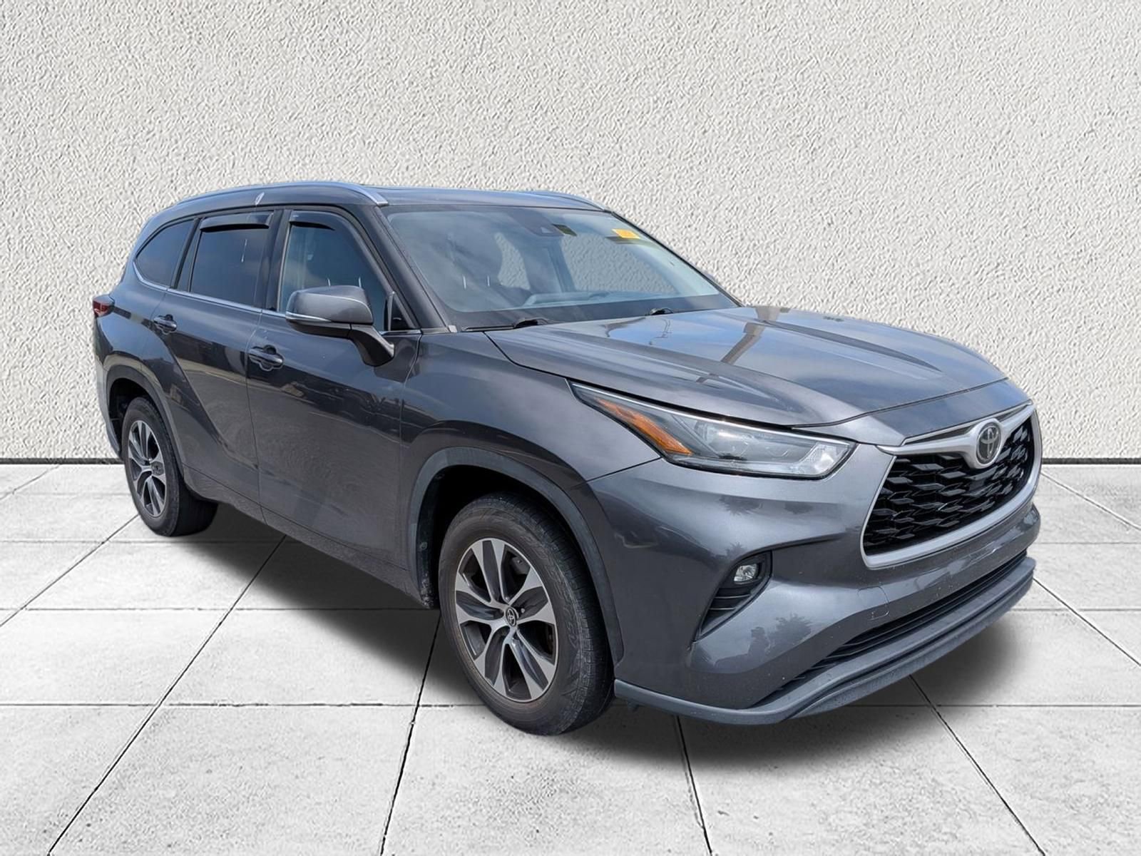 Used 2021 Toyota Highlander XLE FWD image 1